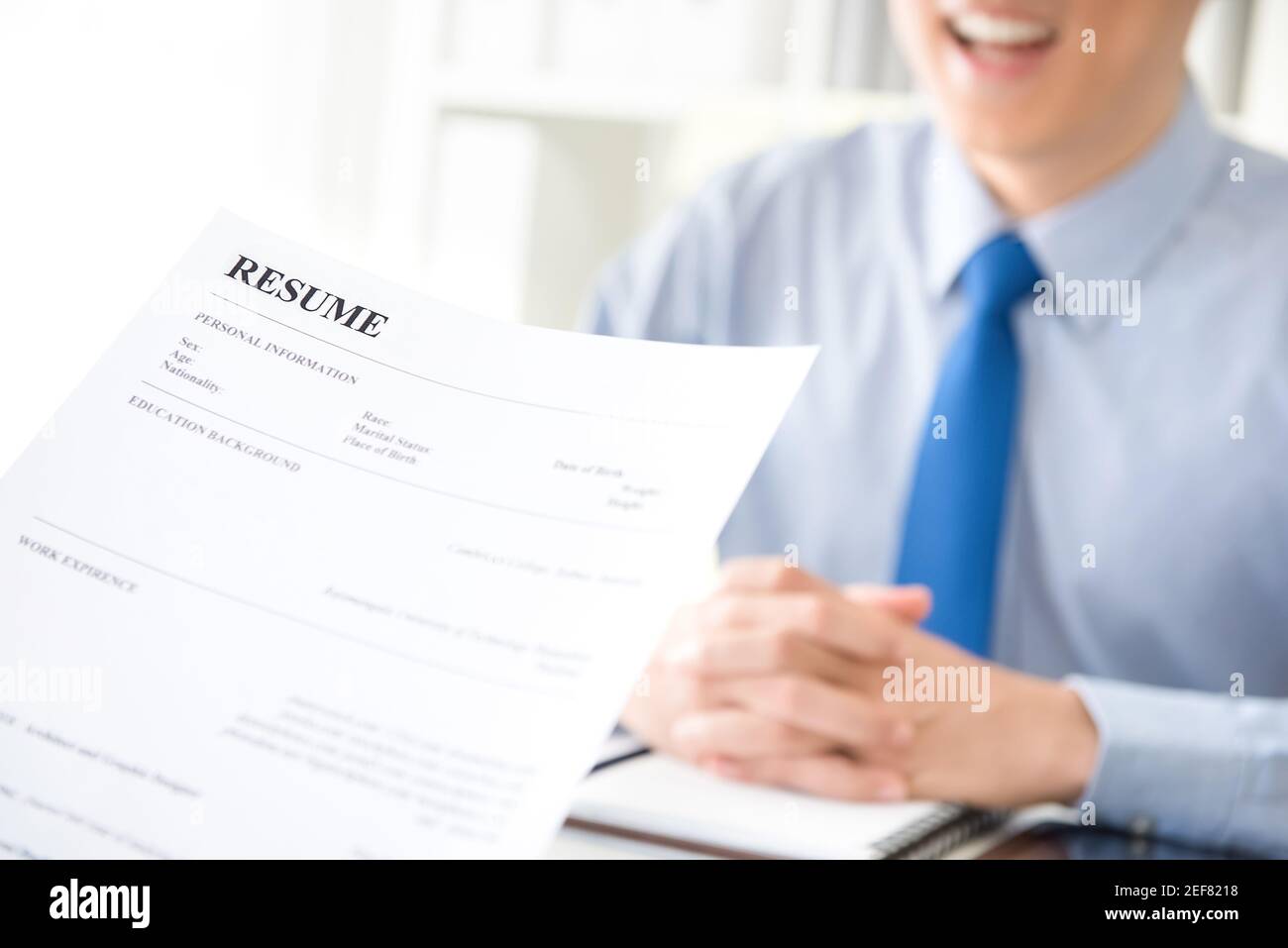 Jeune homme d'affaires soumettant le CV à l'employeur pour examen - emploi concepts d'application et d'entrevue Banque D'Images