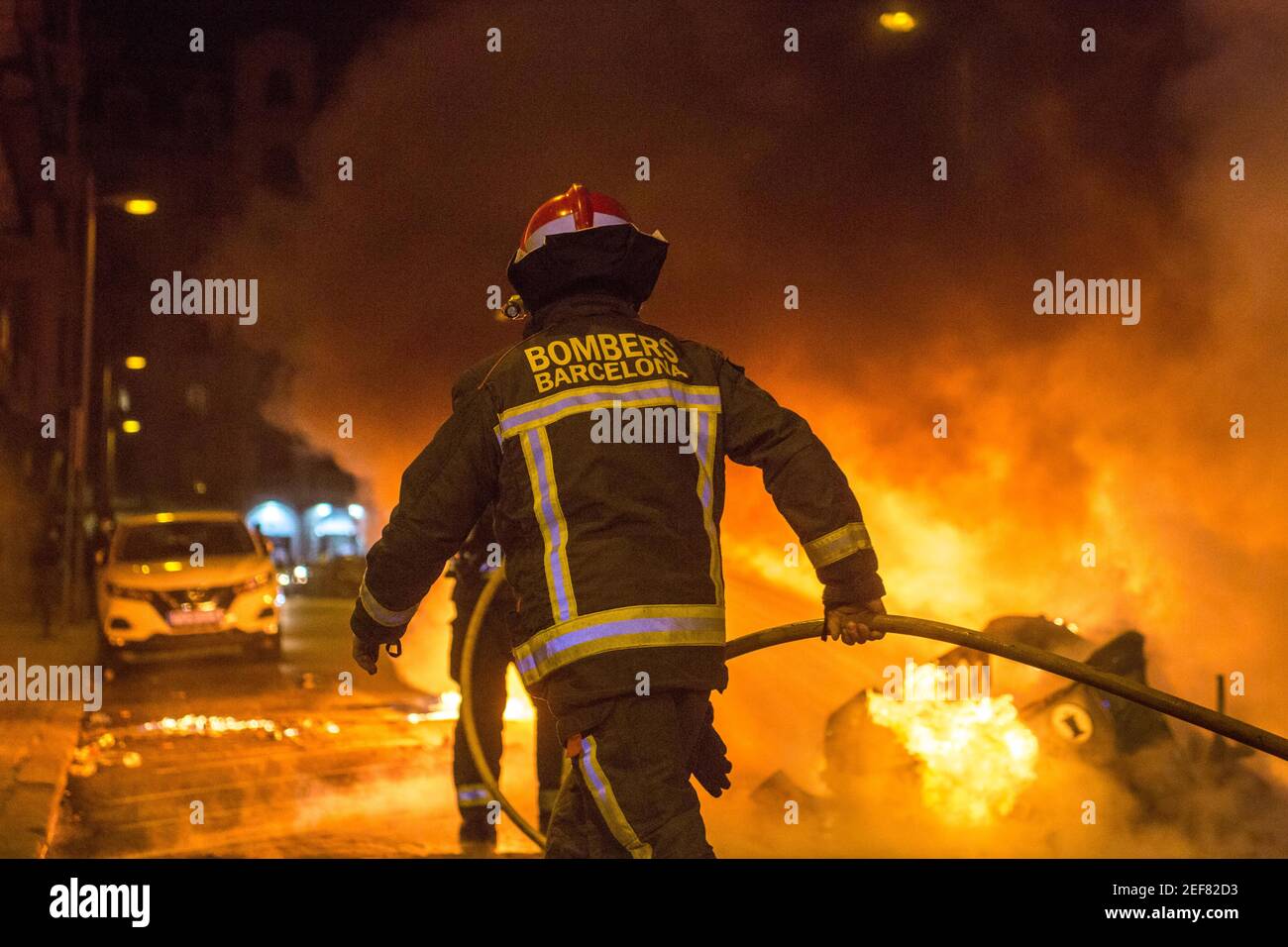 Barcelone, Catalogne, Espagne. 16 février 2021. Les pompiers sont vus mettre le feu.Pablo Hasél, un rappeur catalan, a été arrêté le matin de ce mardi 16 février, condamné à neuf mois et un jour de prison par la Chambre d'appel de la Cour nationale en septembre 2018, en plus du paiement d'une amende d'environ 30,000 euros accusé de glorifier le terrorisme, d'insulter et d'offenser la monarchie et les forces de sécurité de l'état. Dans l'après-midi du même jour, à Barcelone, des centaines de personnes ont manifesté contre son arrestation, la manifestation s'est terminée par des conflits Banque D'Images