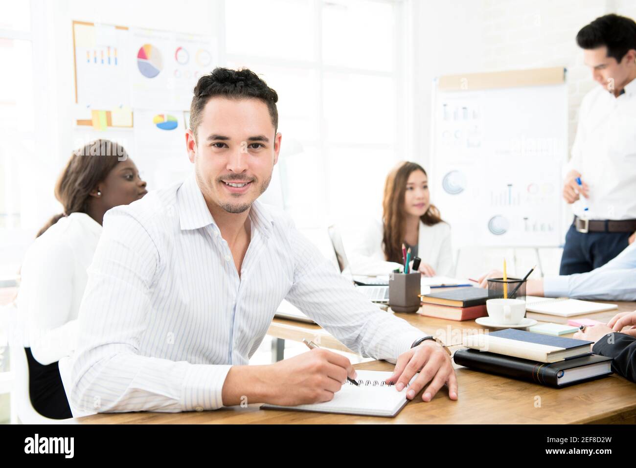 Homme d'affaires travaillant dans un bureau créatif avec ses collègues de race mixte Banque D'Images