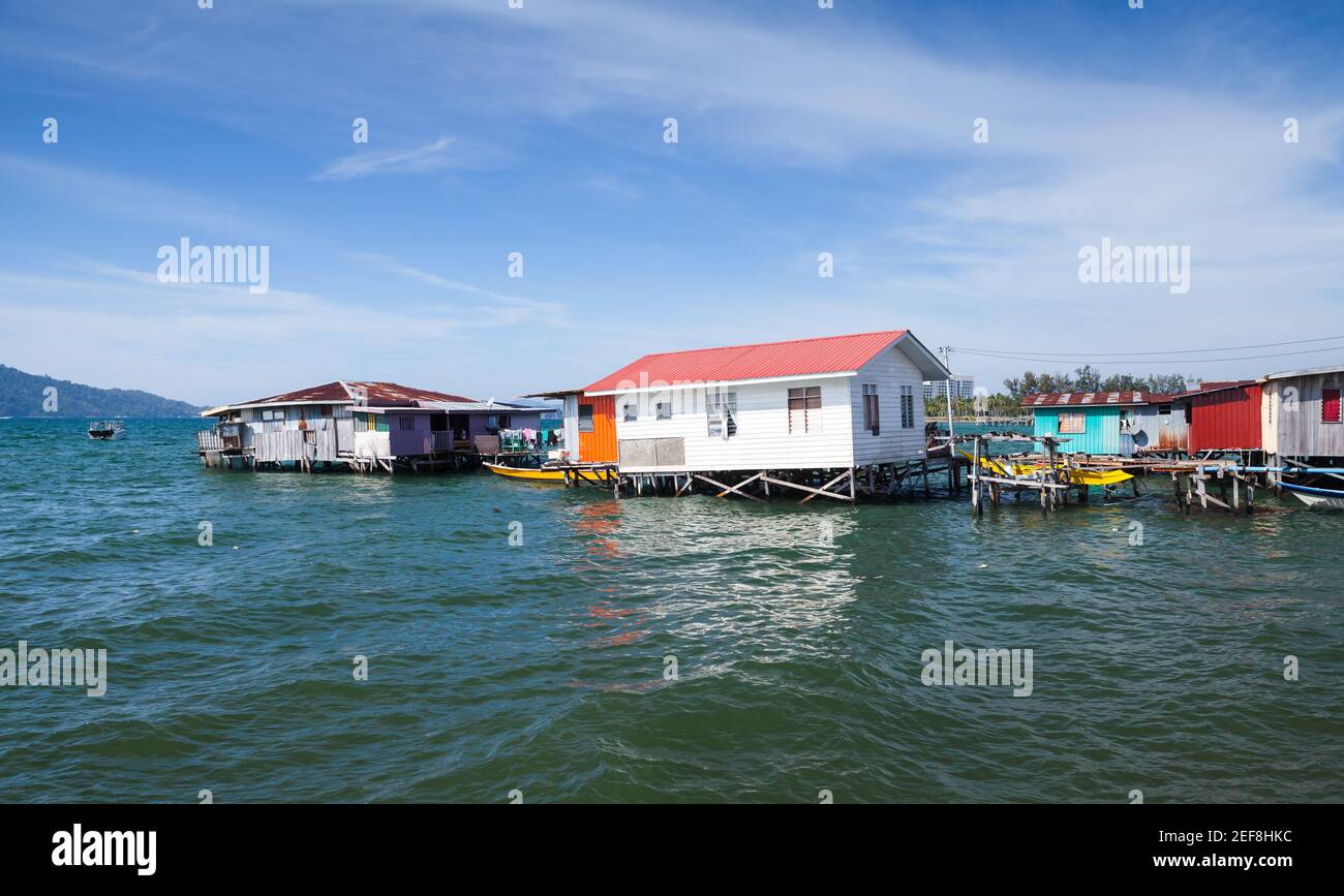 Maisons en bois et passerelles sur pilotis. Vue côtière du quartier pauvre de Kota Kinabalu, Malaisie Banque D'Images