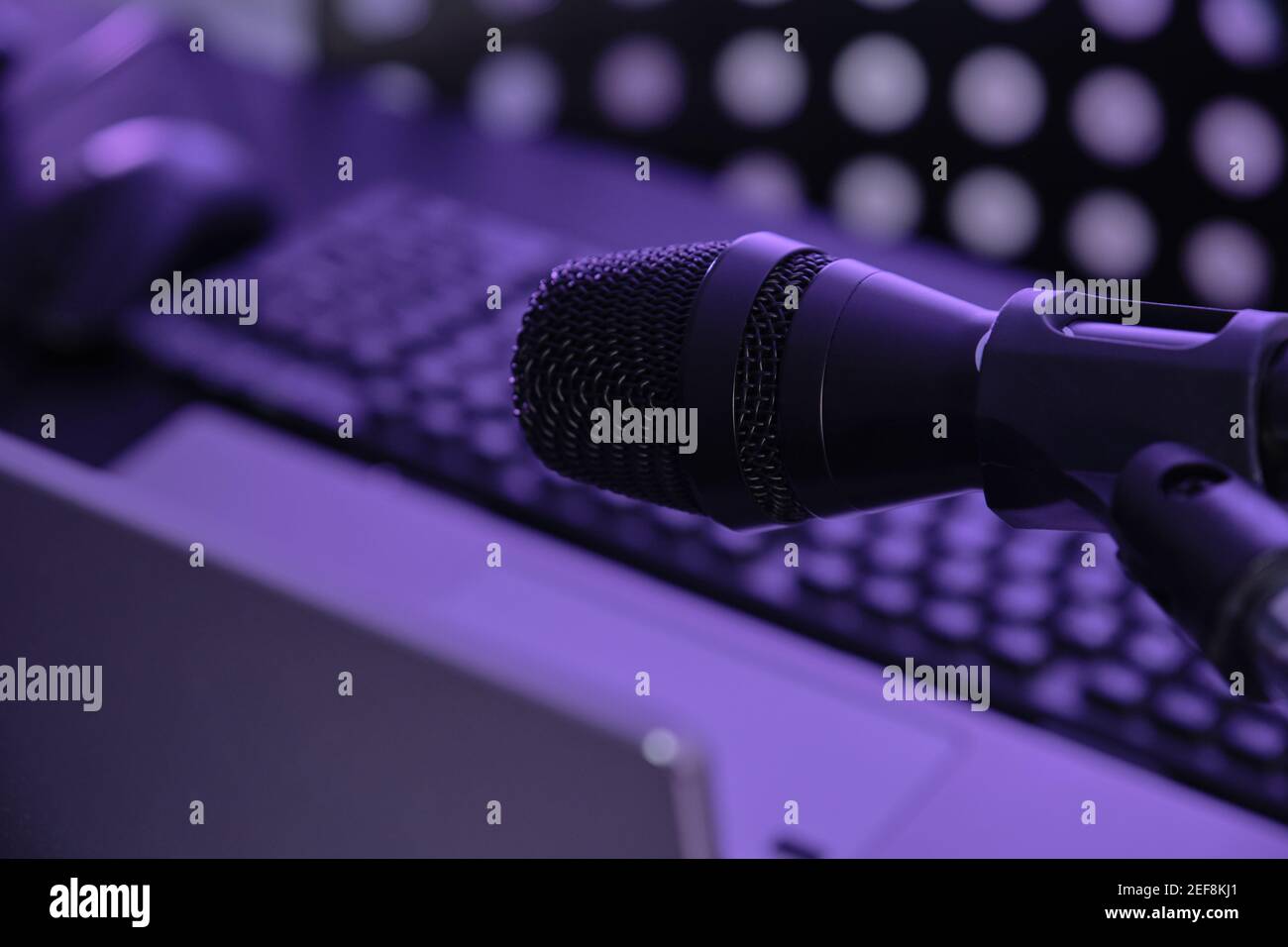 Kit d'enregistrement de musique avec microphone, clavier, souris et ordinateur portable. Jeu d'influenceurs de youtuber de musicien d'Internet. Banque D'Images