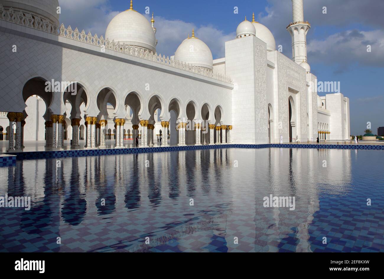 Reflet de la Grande Mosquée Sheikh Zayed, Abou Dhabi, maître-d'œuvre des Émirats arabes Banque D'Images