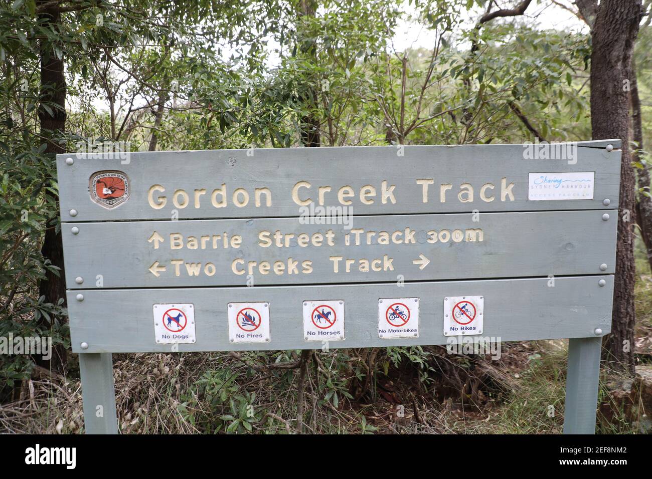 Panneau Gordon Creek Track dans le parc national de Garigal, East Lindfield, Sydney, Nouvelle-Galles du Sud, Australie. Banque D'Images