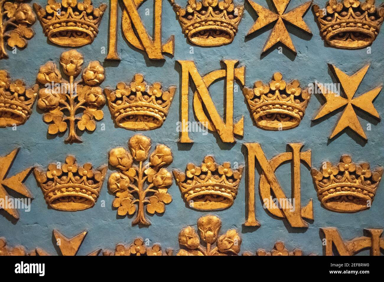 Les murs bleu pâle de la Chapelle de la langue d'Italie, la Cocathédrale Saint-Jean, la Valette, Malte. La Croix de l'ordre de Saint-Jean et la première Banque D'Images