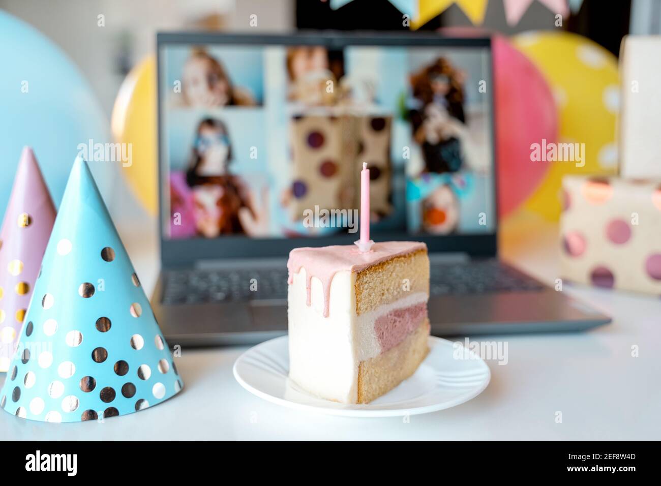 Anniversaire Virtuel Pour Enfants Fete Maison Gateau Avec Bougie Conference En Ligne Appel Video Sur Ordinateur Portable Ordinateur Amis A L Ecran Salutations Decoration Gif Photo Stock Alamy