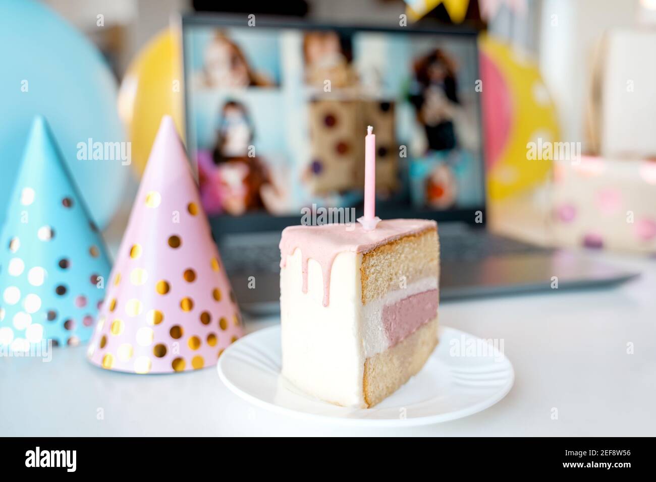 Anniversaire Virtuel Pour Enfants Fete Maison Gateau Avec Bougie Conference En Ligne Appel Video Sur Ordinateur Portable Ordinateur Amis A L Ecran Salutations Decoration Gif Photo Stock Alamy