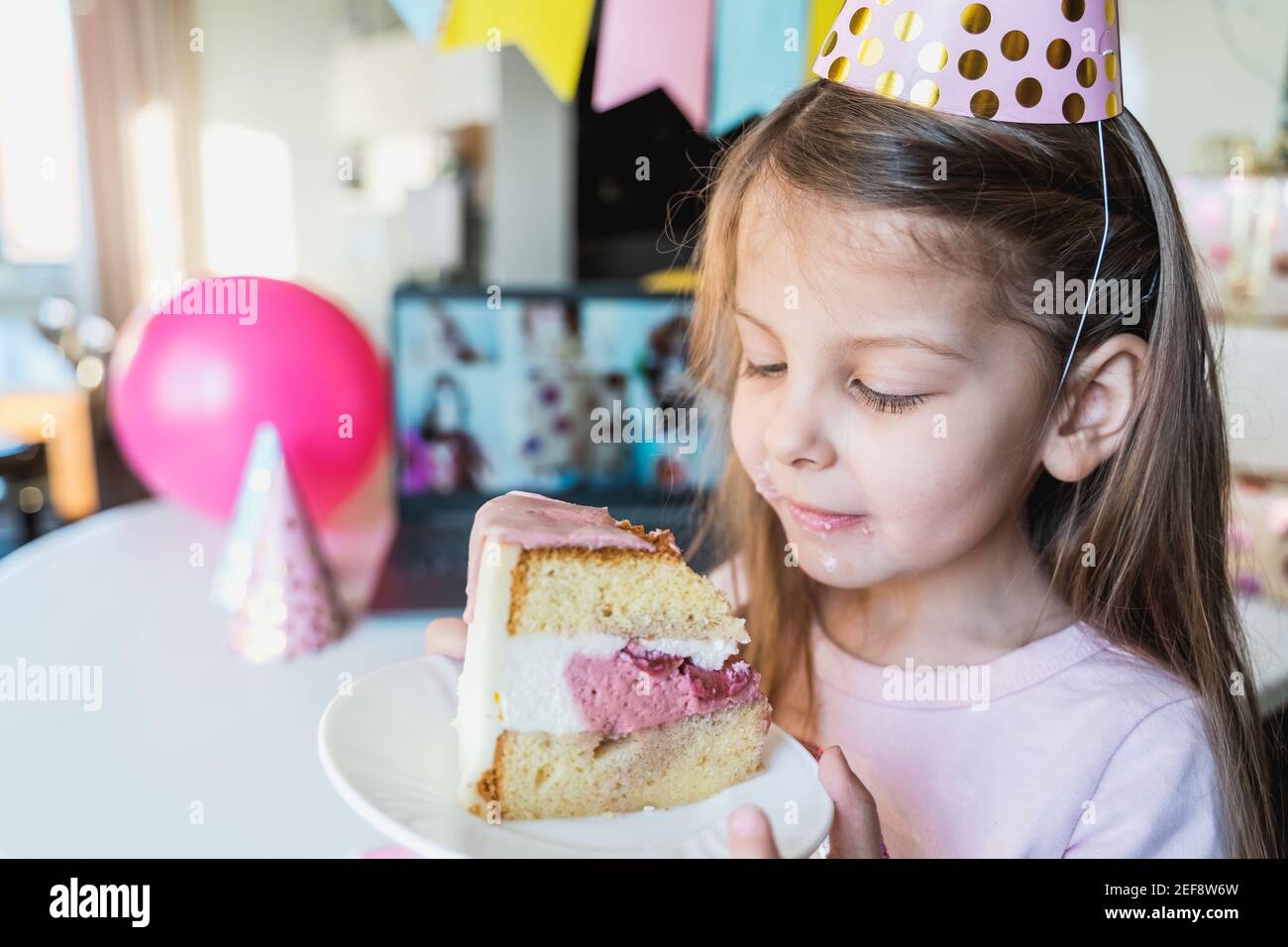Anniversaire Virtuel Pour Enfants Fete A La Maison Gateau Pour Fille Conference En Ligne Appel Video Sur Ordinateur Portable Ordinateur Amis A L Ecran Salutations Decoration Gif Photo Stock Alamy