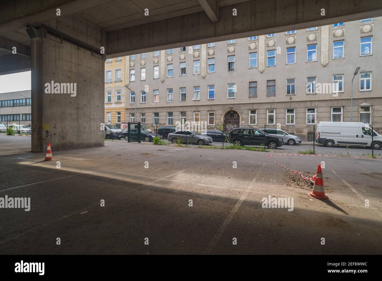 Wien, Geiereckstraße, Wohnhäuser an der Südosttangente, Autobahn A23 Banque D'Images