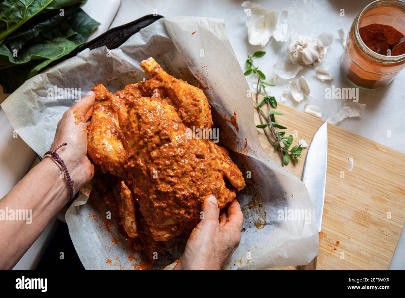 Faire mariner le poulet Banque D'Images