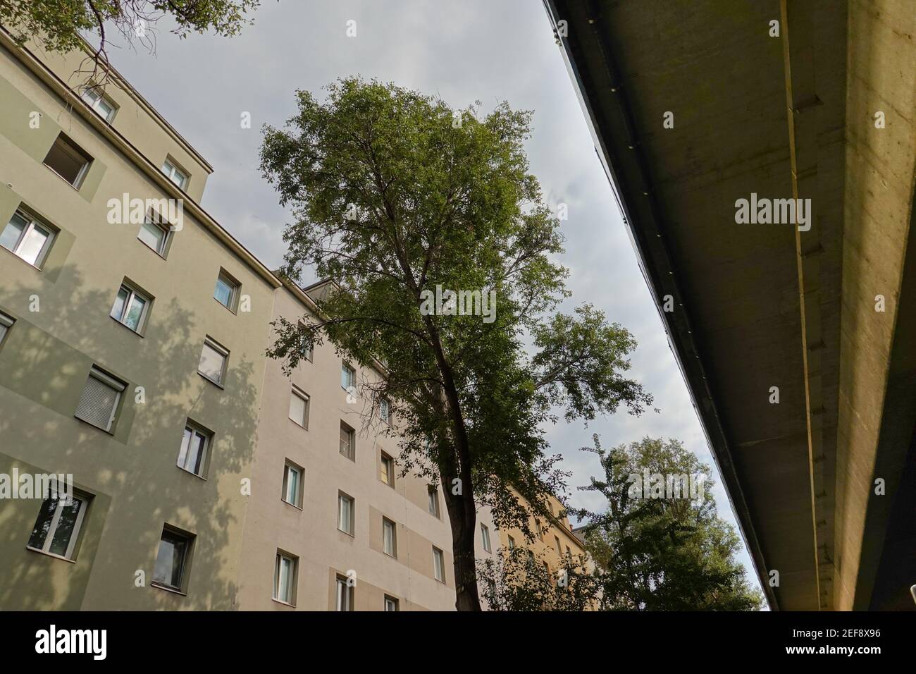 Wien, Geiereckstraße, Wohnhäuser an der Südosttangente, Autobahn A23 Banque D'Images