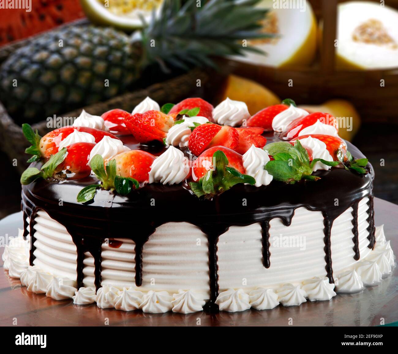 Gateau D Anniversaire A La Fraise Avec Creme Fouettee Et Chocolat Photo Stock Alamy