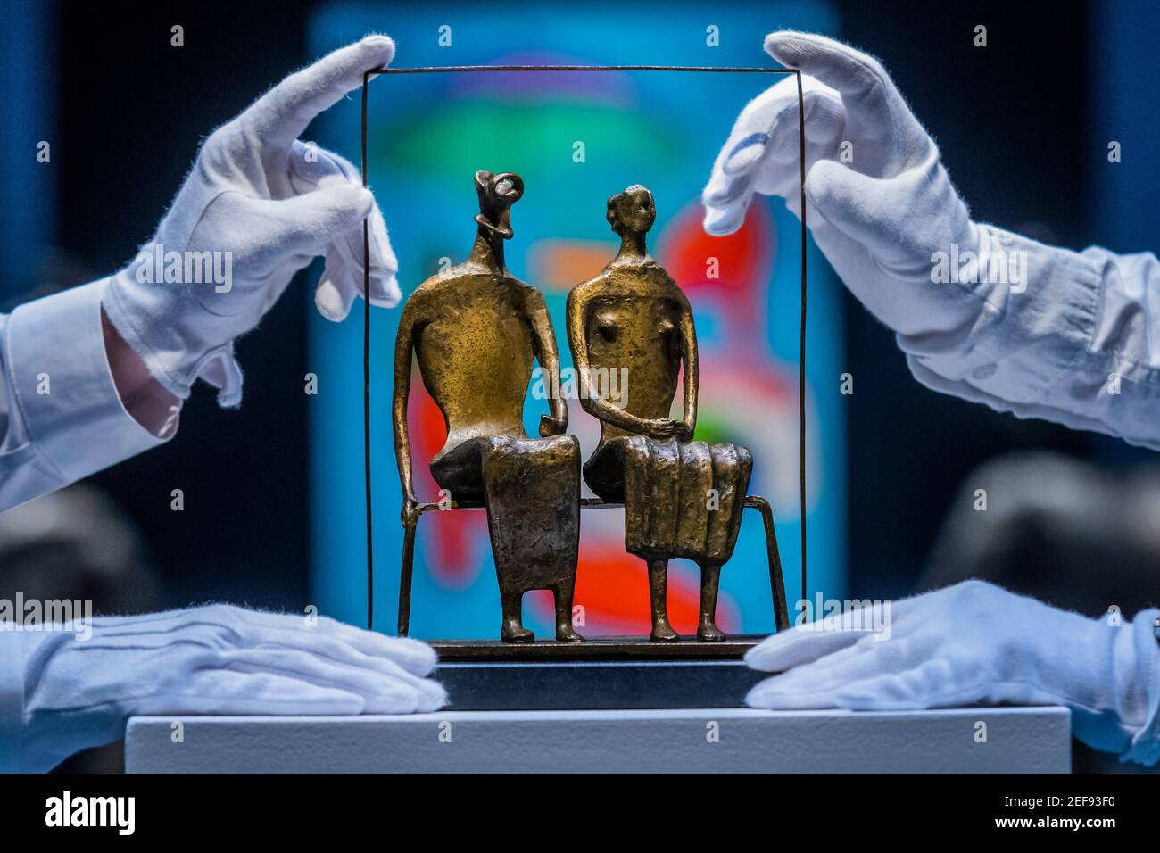 Londres, Royaume-Uni. 17 février 2021. Henry Moore, Maquette for King and Queen, conçu et moulé en 1952, estimation: £750,000-1,000,000 avec Sir Michael Craig-Martin, avec Red Shoes, peint en 2000, estimation: £60,000-80,000 - derrière les portes fermées: Les préparatifs ont lieu à Christie's pour la mise aux enchères d'art britannique moderne en direct le 1er mars 2021. Crédit : Guy Bell/Alay Live News Banque D'Images