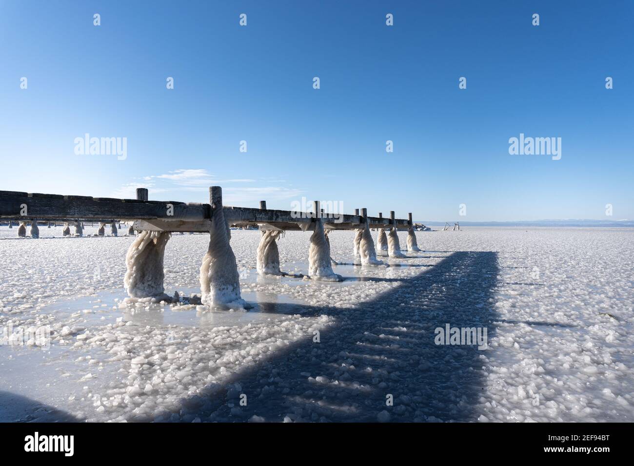 Winter Wonderland sur Neusiedlersee surgelé au Burgenland, Autriche Banque D'Images