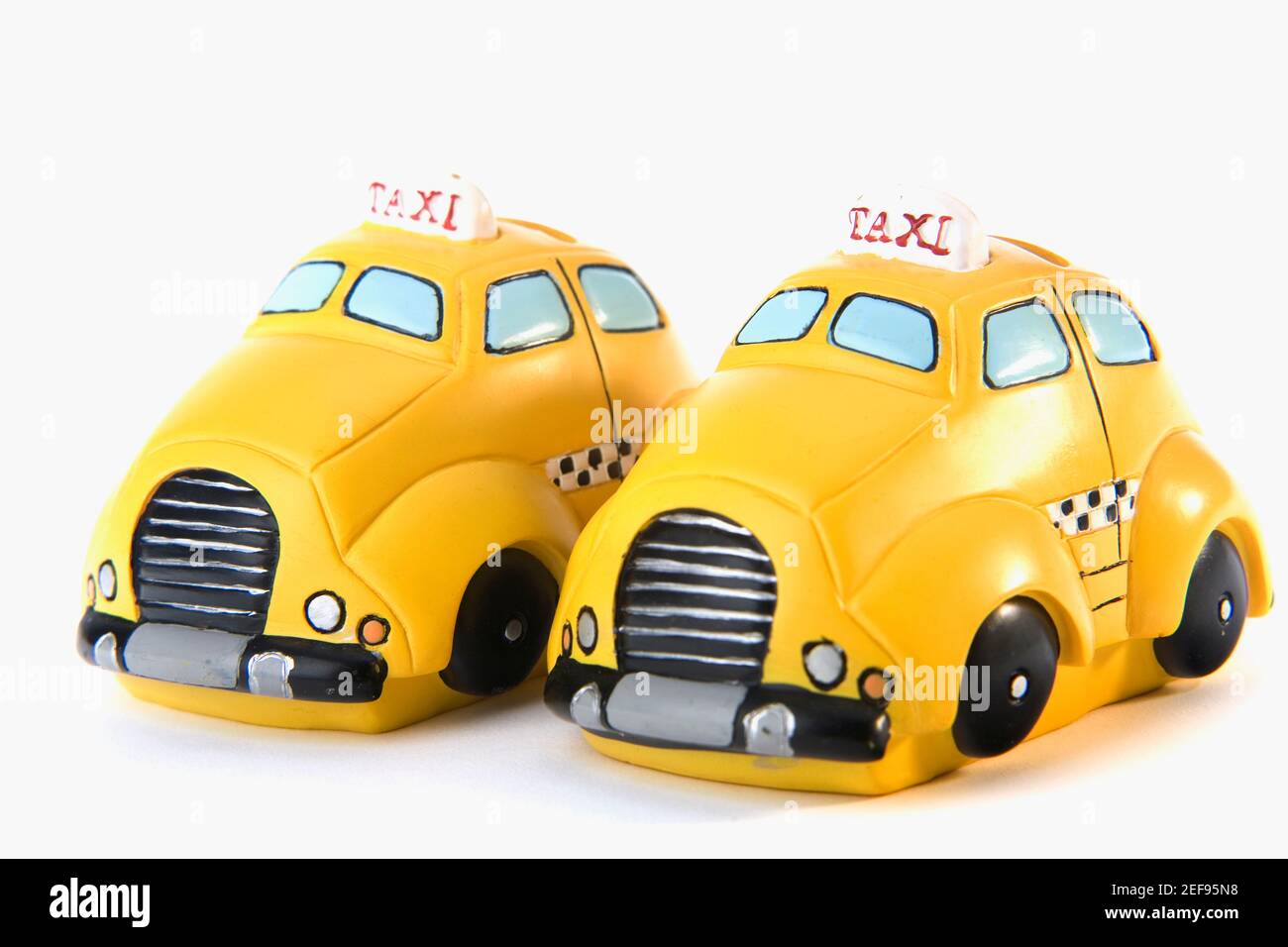 Vue rapprochée de deux taxis jouets garés côte à côte Banque D'Images