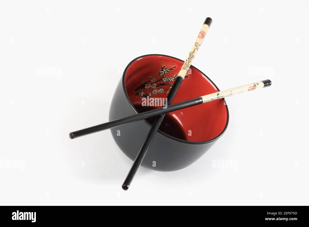 Gros plan des baguettes sur un bol Banque D'Images