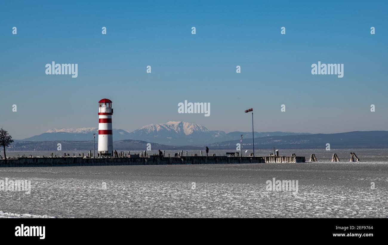 Phare de Podersdorf sur Neusiedlersee gelé, Burgenland, Autriche Banque D'Images