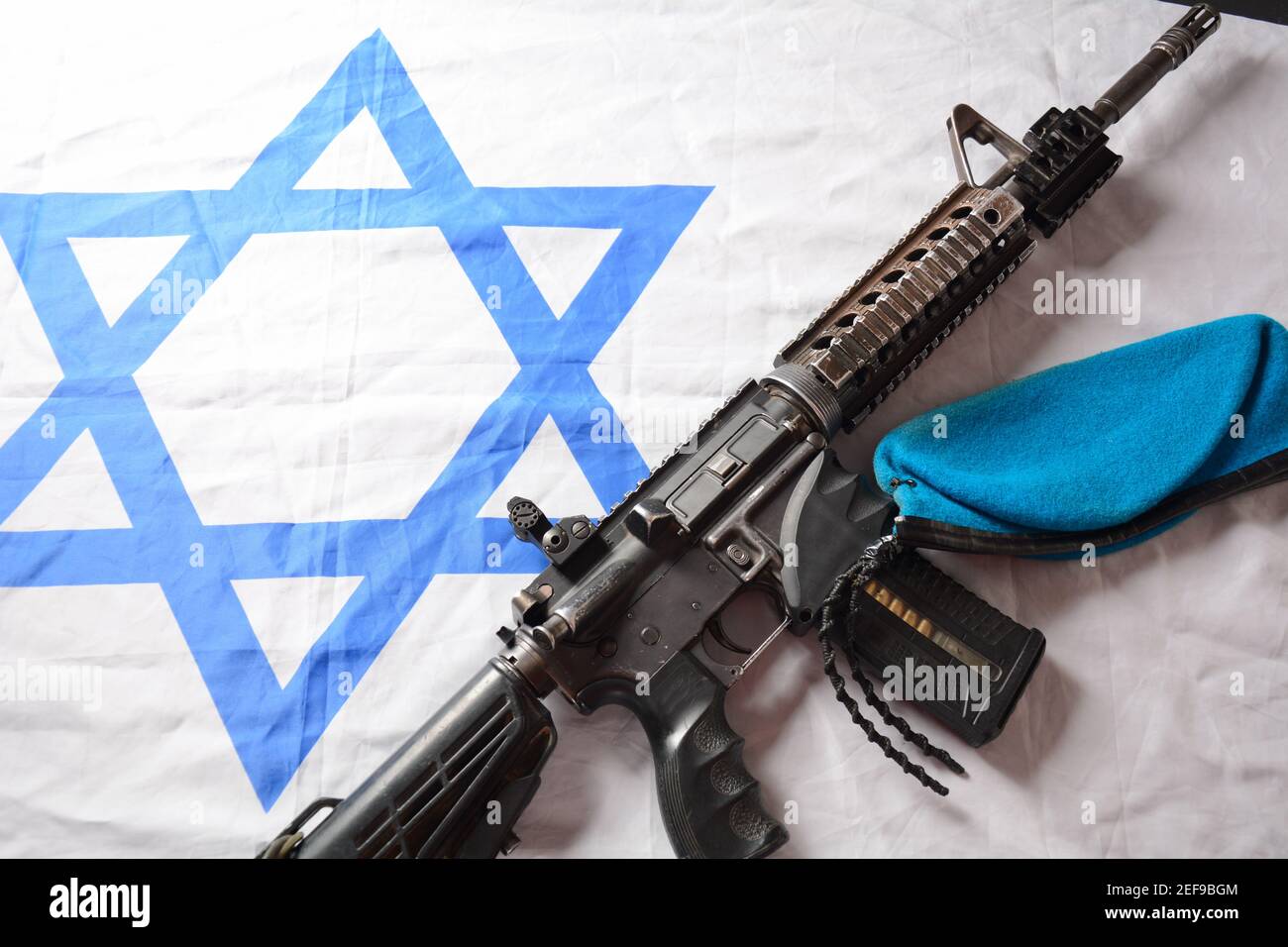 M4 carbine avec drapeau israélien sur le fond. Yom Ha'atzmaut jour de l'indépendance en Israël concept Banque D'Images