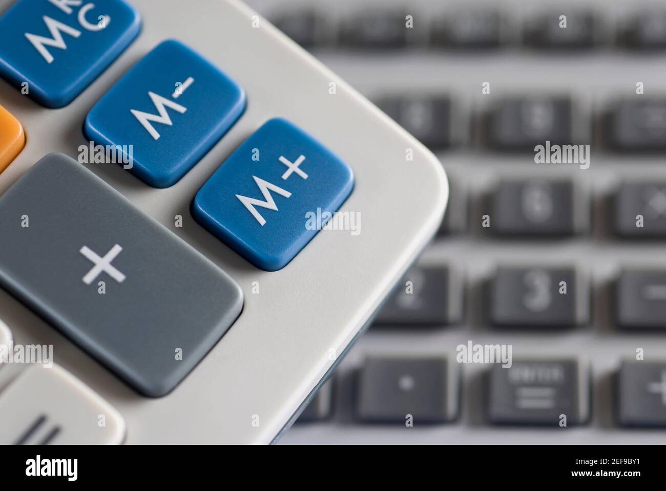 Symboles mathématiques sur une calculatrice et un clavier d'ordinateur dans  l'arrière-plan Photo Stock - Alamy