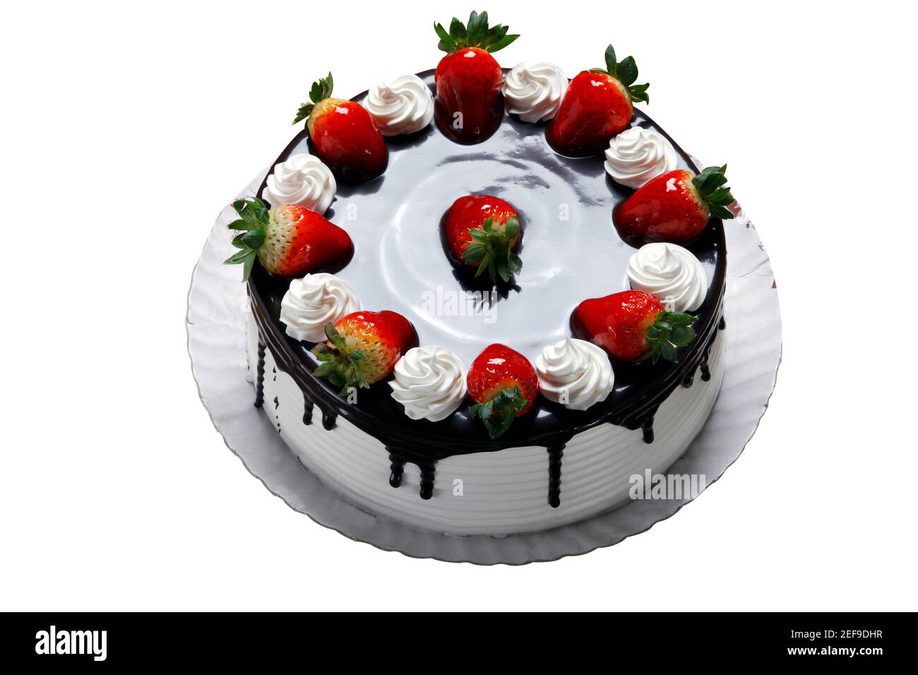 Gateau D Anniversaire A La Fraise Avec Creme Fouettee Et Chocolat Photo Stock Alamy