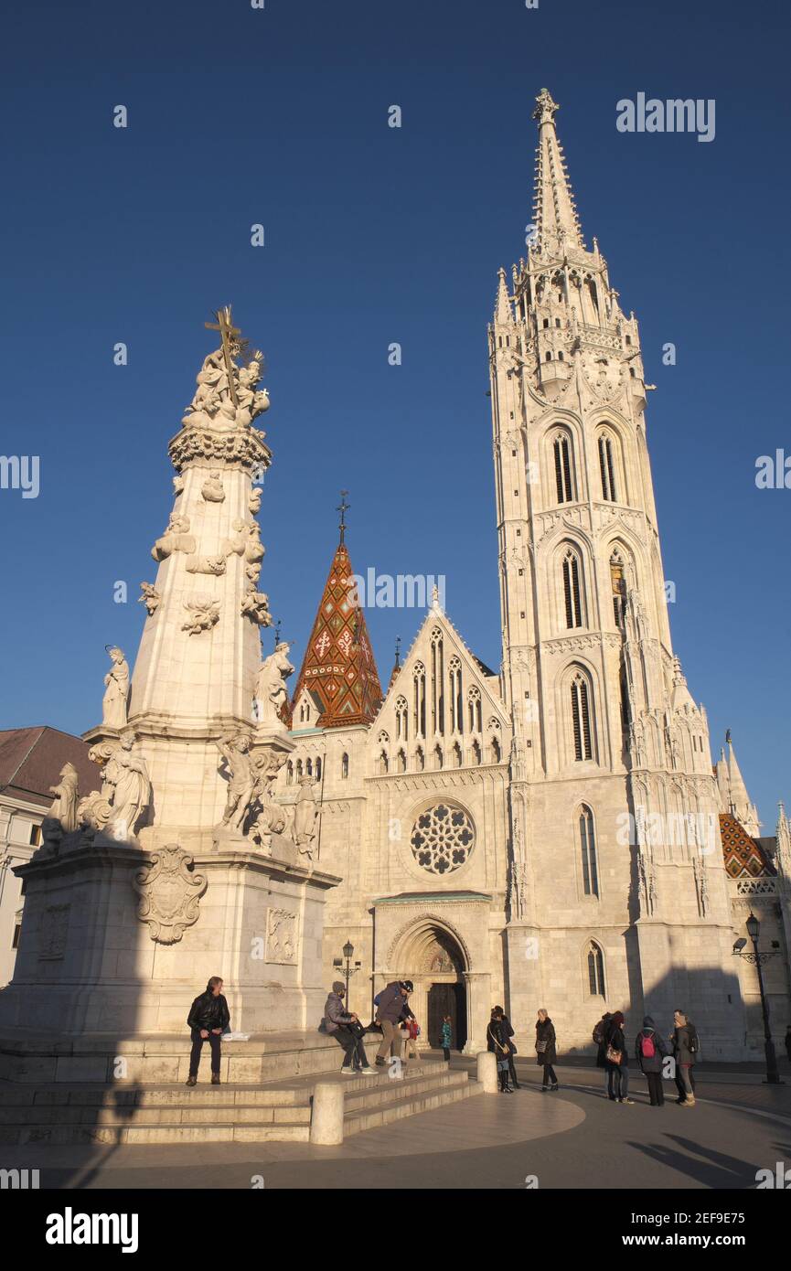Colonne de la Sainte Trinité et église St Matthias, vue sur la place de la Sainte Trinité, quartier du château, Budapest, Hongrie Banque D'Images