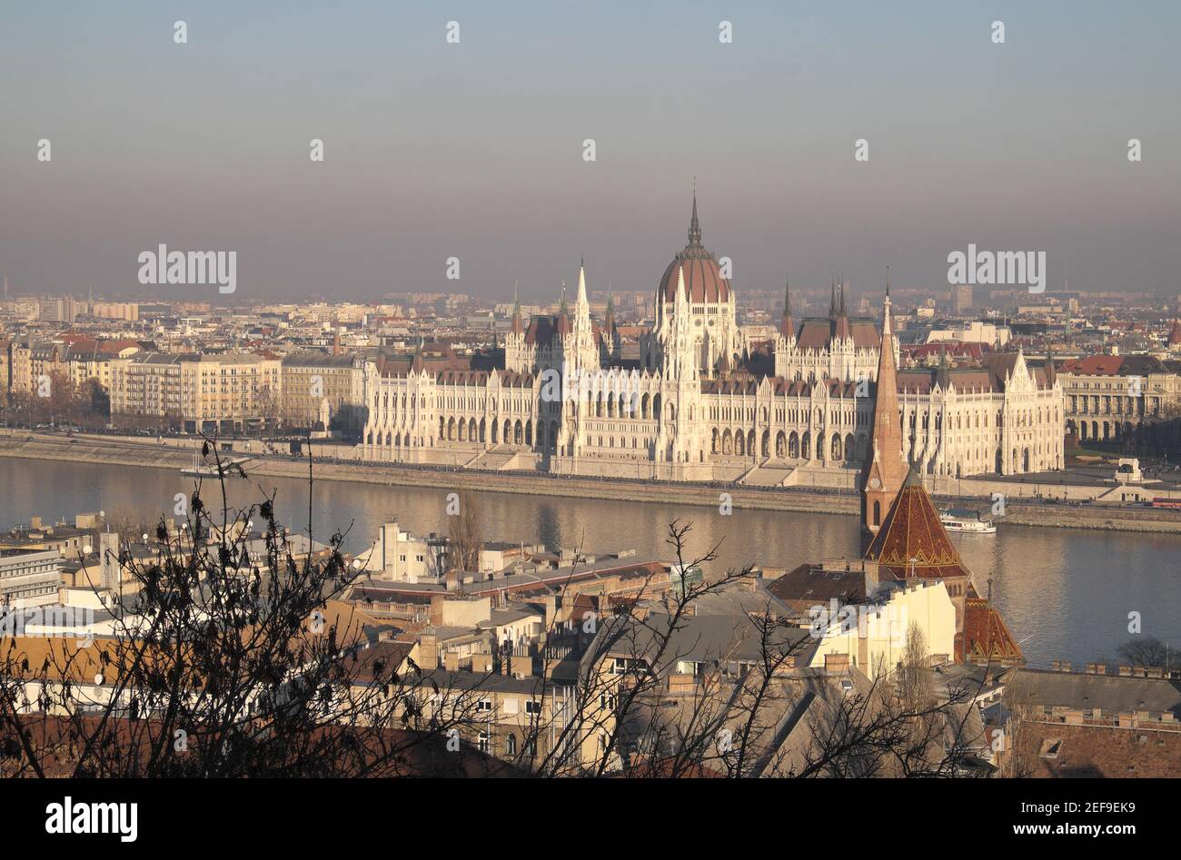 Bâtiment Parlament, vue sur la Duna, Budapest, Hongrie. Banque D'Images