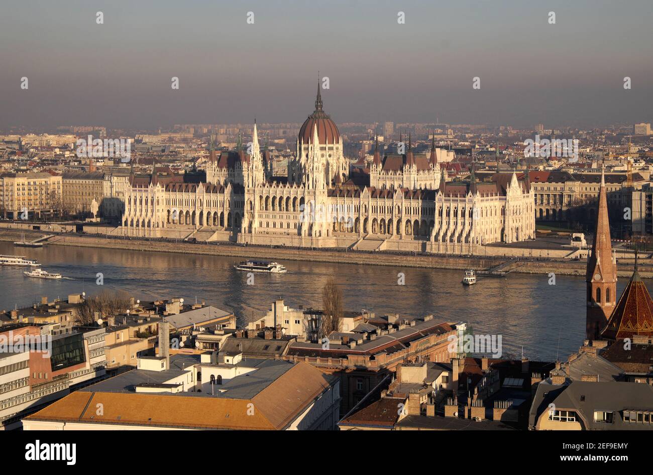 Bâtiment Parlament, vue sur la Duna, Budapest, Hongrie. Banque D'Images