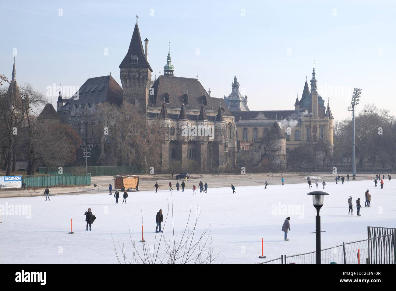 Château de Vajdahunyad, vu au-dessus de la patinoire du parc de la ville, Budapest, Hongrie. Banque D'Images