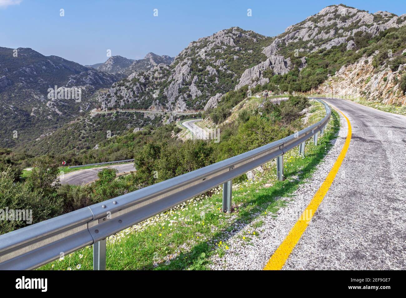 Il y a une belle route sinueuse en Turquie. Banque D'Images