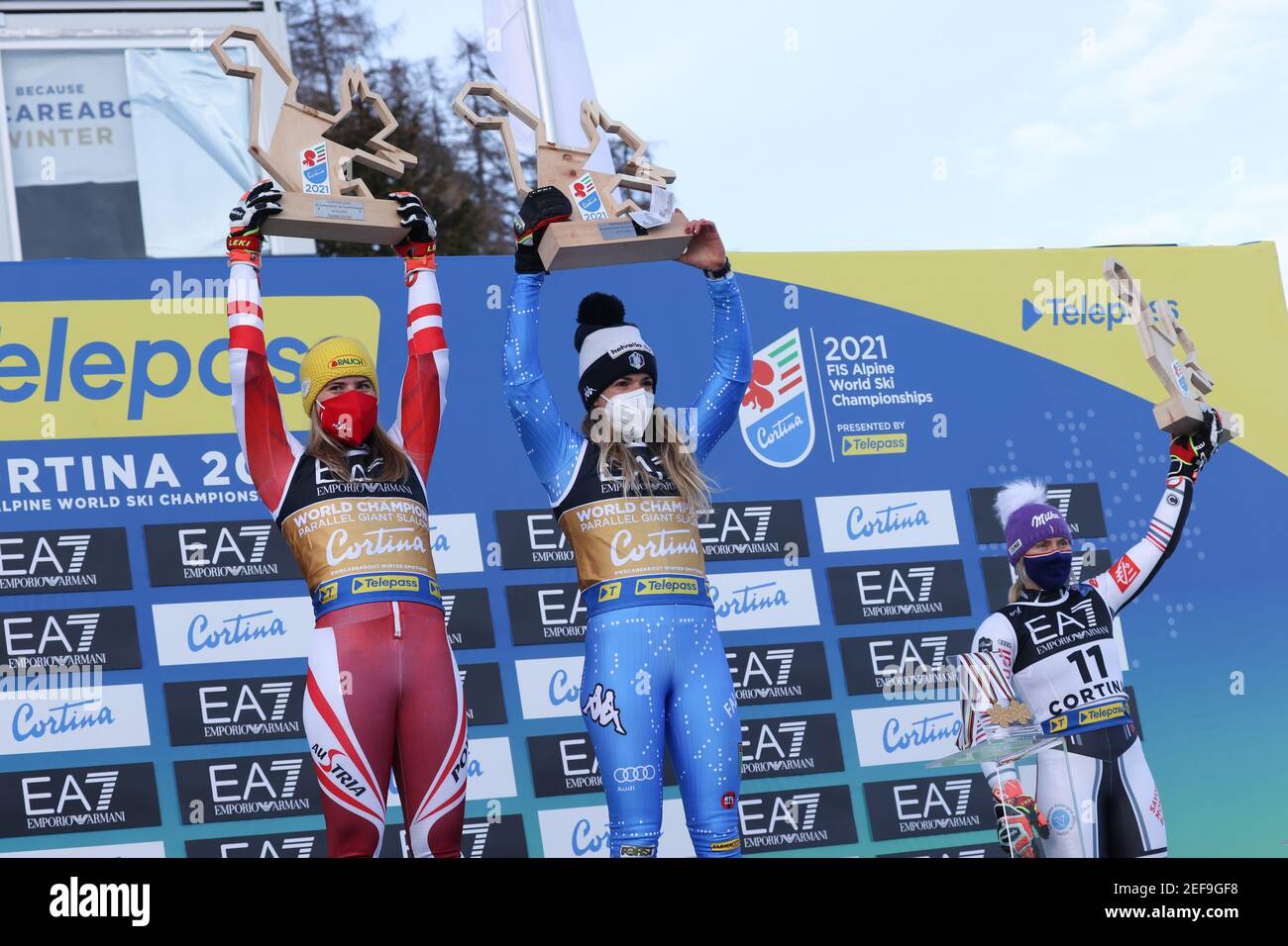 Podium lors des Championnats du monde DE SKI alpin 2021 FIS - Slalom géant  parallèle - femmes, course de ski alpin, Cortina (BL), Italie, - photo  .LM/Sergio Bisi Photo Stock - Alamy