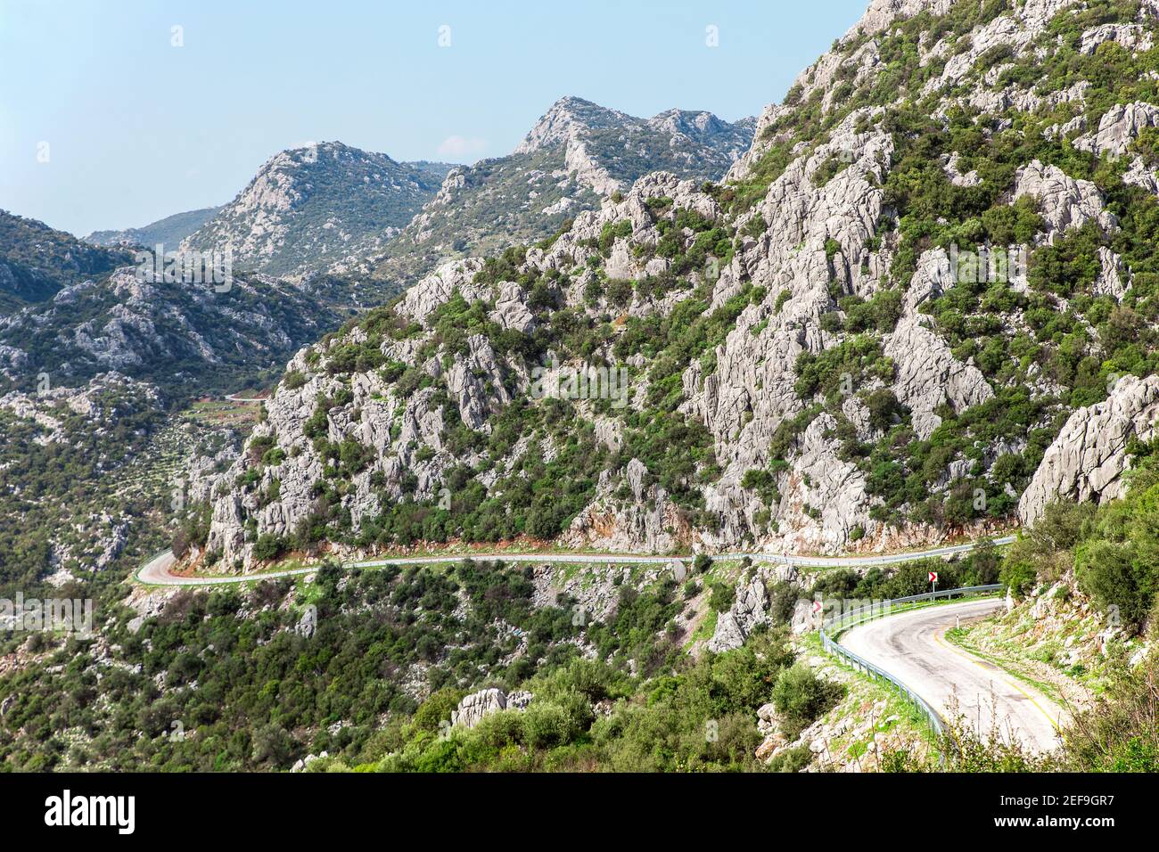 Il y a une belle route sinueuse en Turquie. Banque D'Images