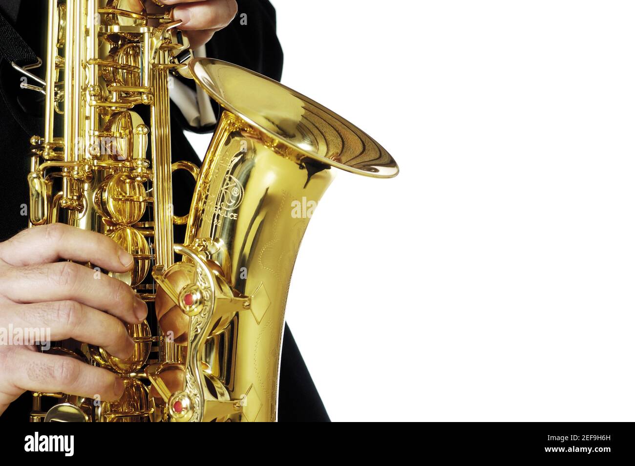 Vue en coupe moyenne d'un musicien jouant le saxophone Banque D'Images