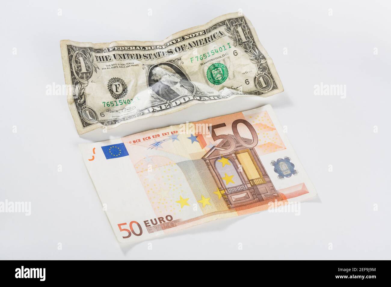 Gros plan d'une facture en dollars américains et d'un billet de cinquante euros Banque D'Images