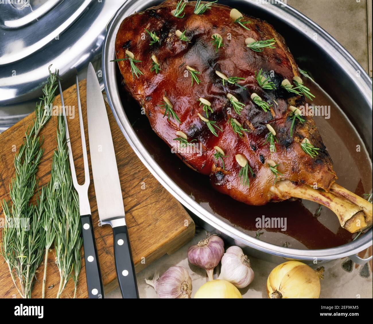 Vue en grand angle du pernil de cerdo dans un bol Banque D'Images