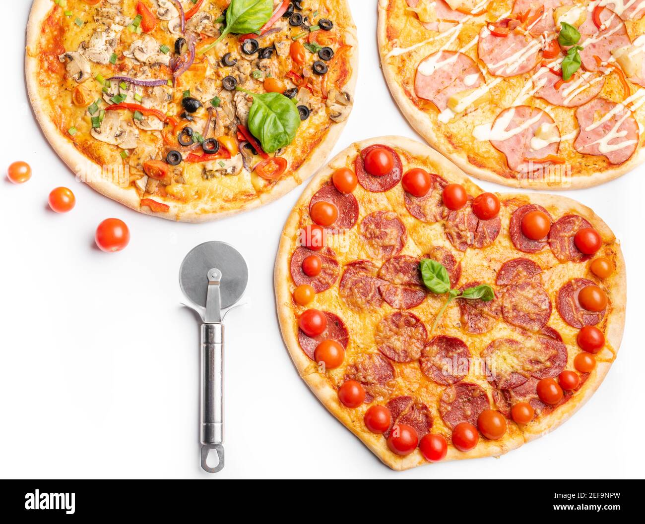 différents types de pizzas dans assortiment avec couteau rond Banque D'Images
