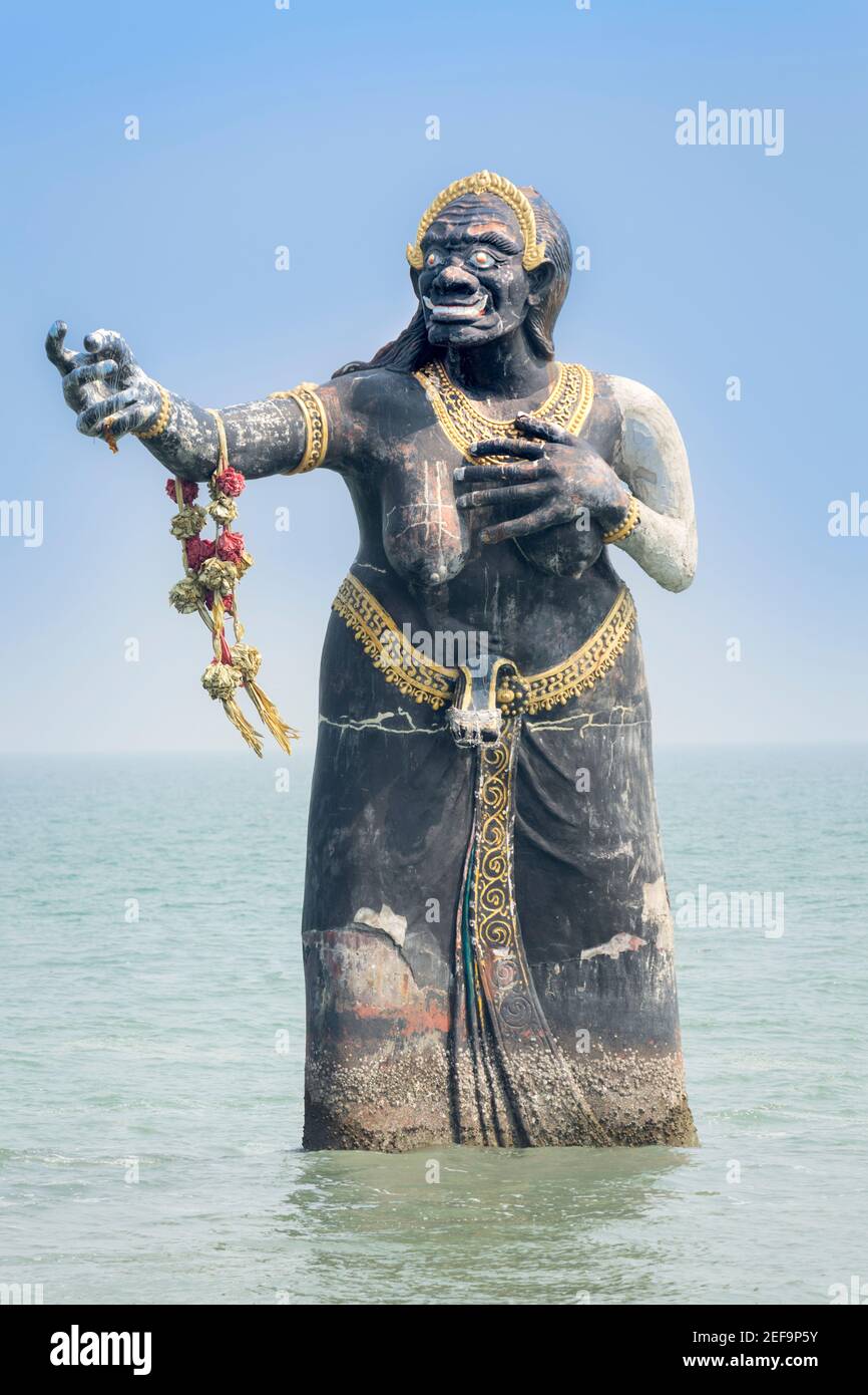 Hon Puek Tian Beach et la statue de l'ogress de mer de Phisuea Samut (tiré de Phra Aphai Mani, un poème de Sunthon Phu), Cha Am, Phetchaburi, Thaïlande Banque D'Images