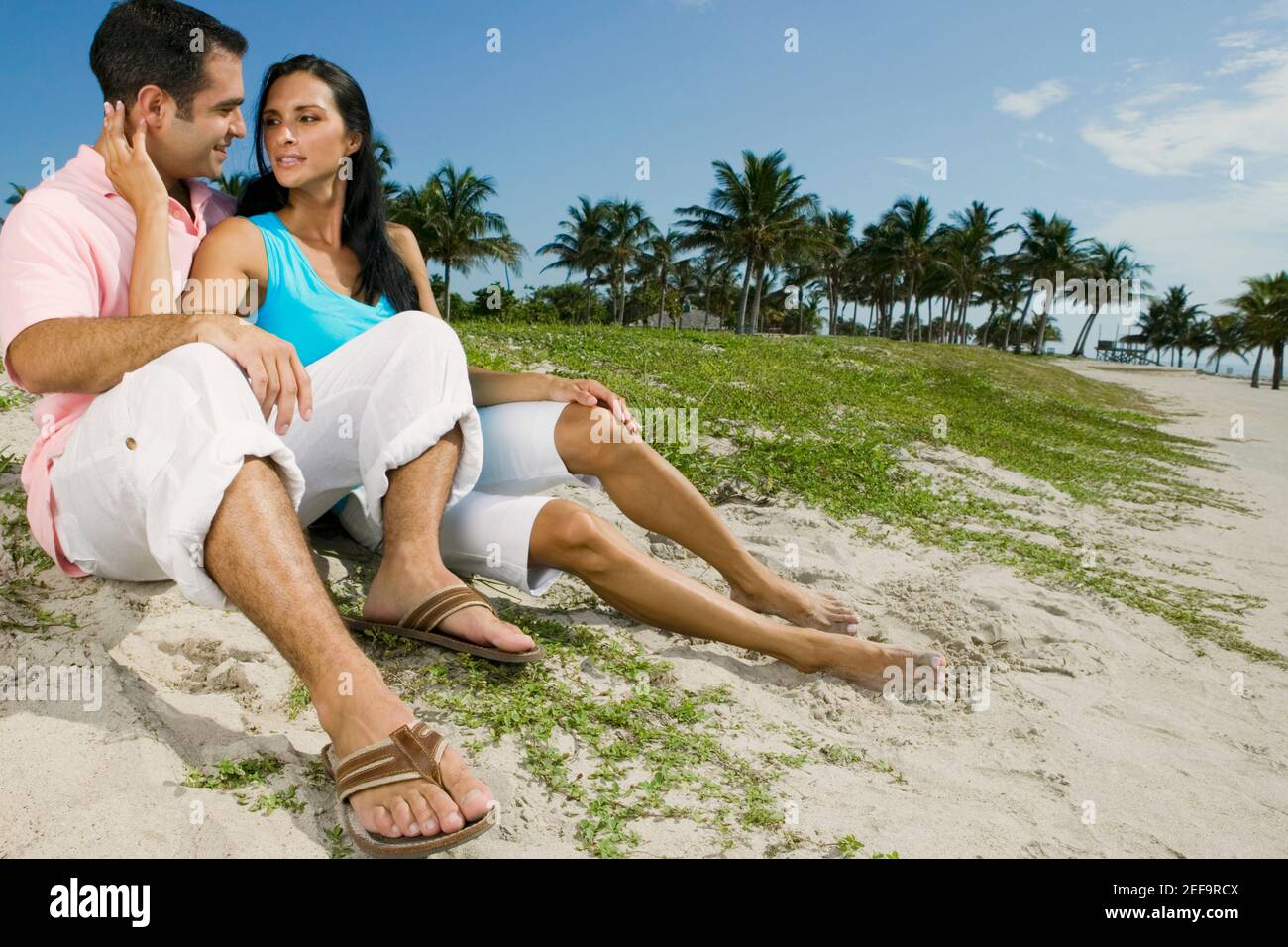 Close-up of a young couple smiling on the beach Banque D'Images