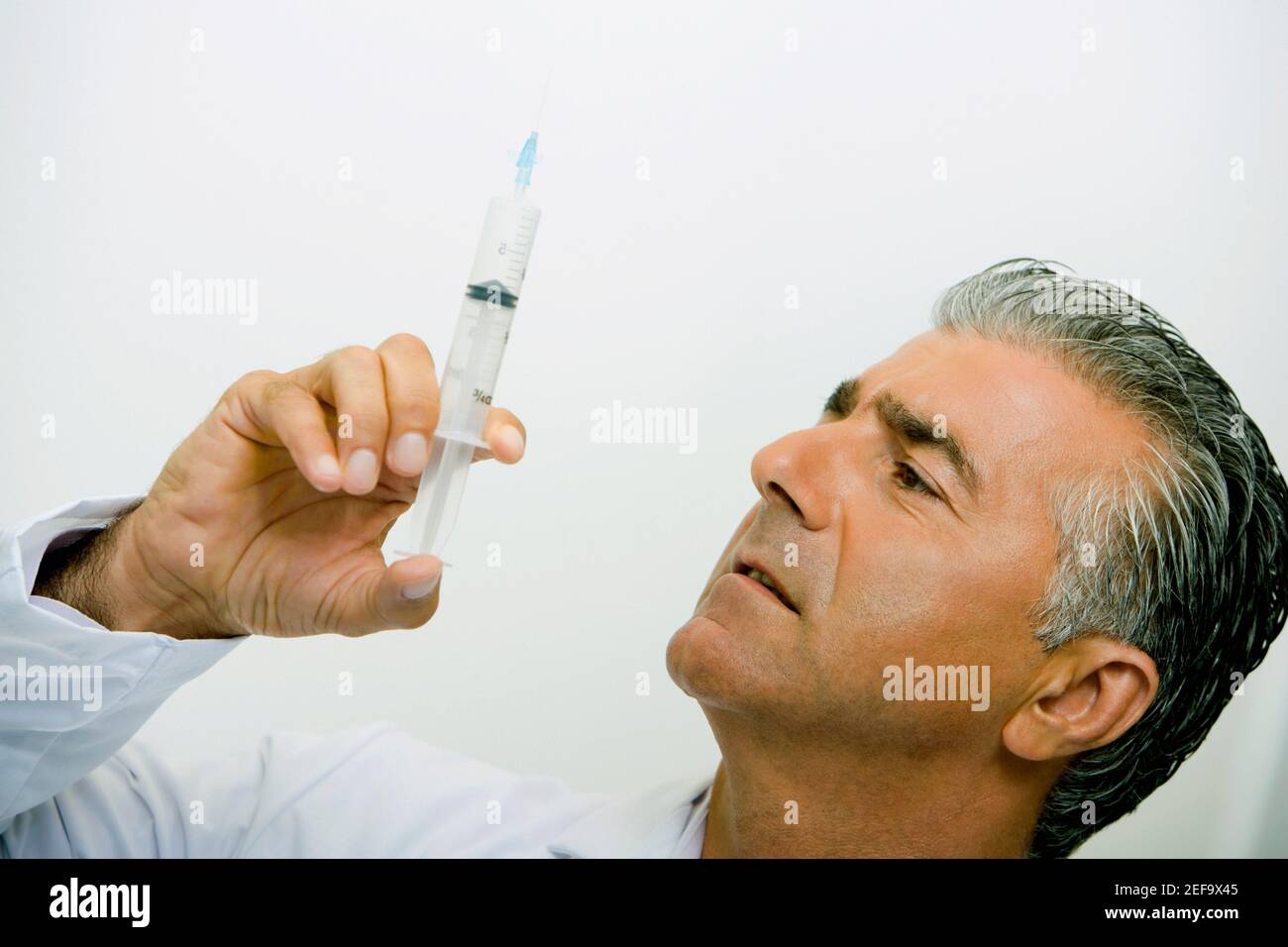 Close-up of a male doctor holding a syringe Banque D'Images