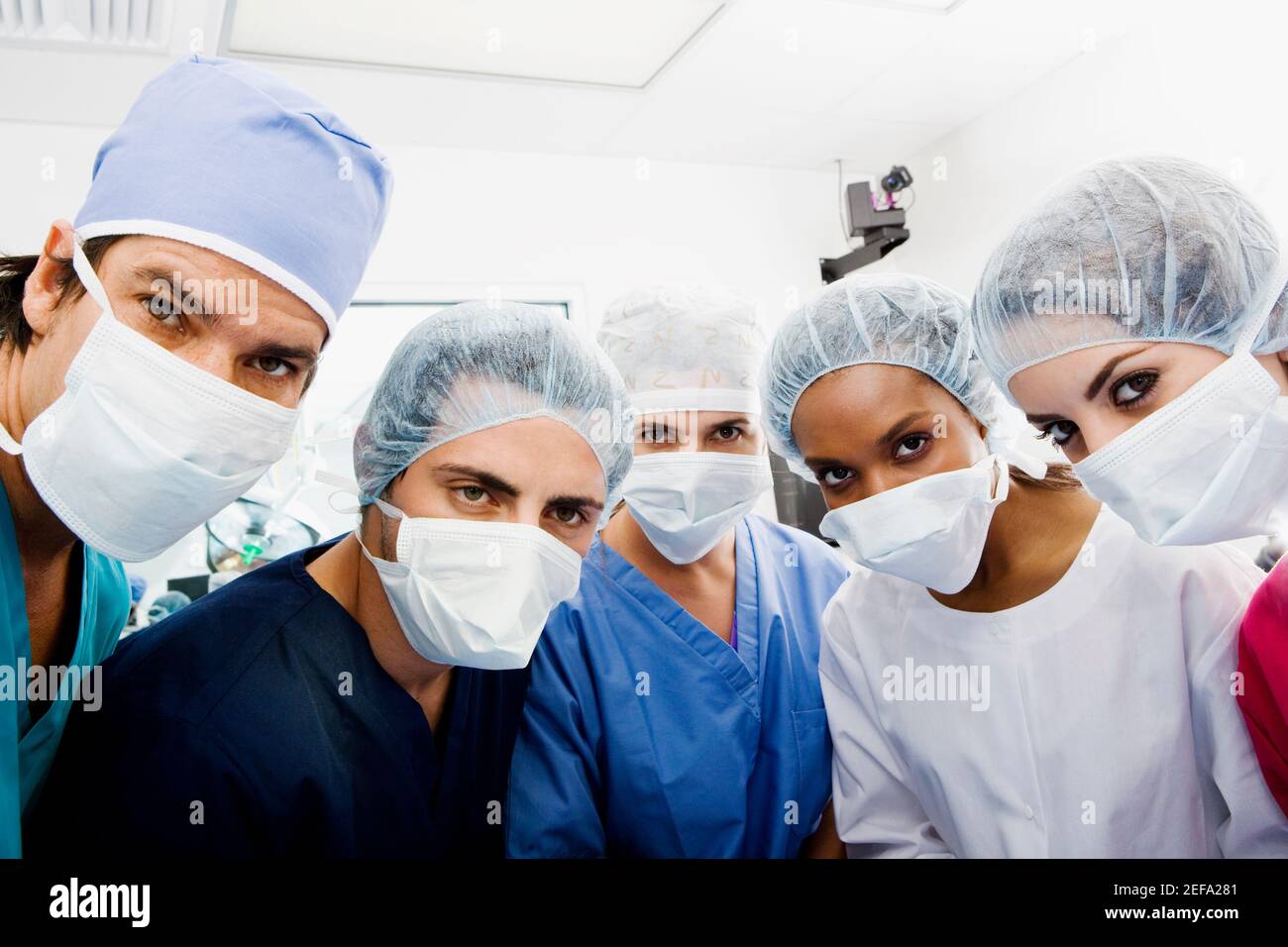 Portrait des chirurgiens debout dans une salle d'opération Banque D'Images
