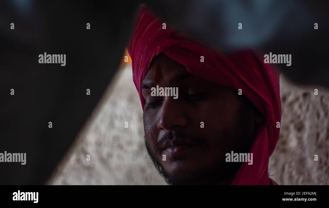 THANE, INDE - 06 févr. 2021: Homme avertissement feta costume indien ethnie port Banque D'Images