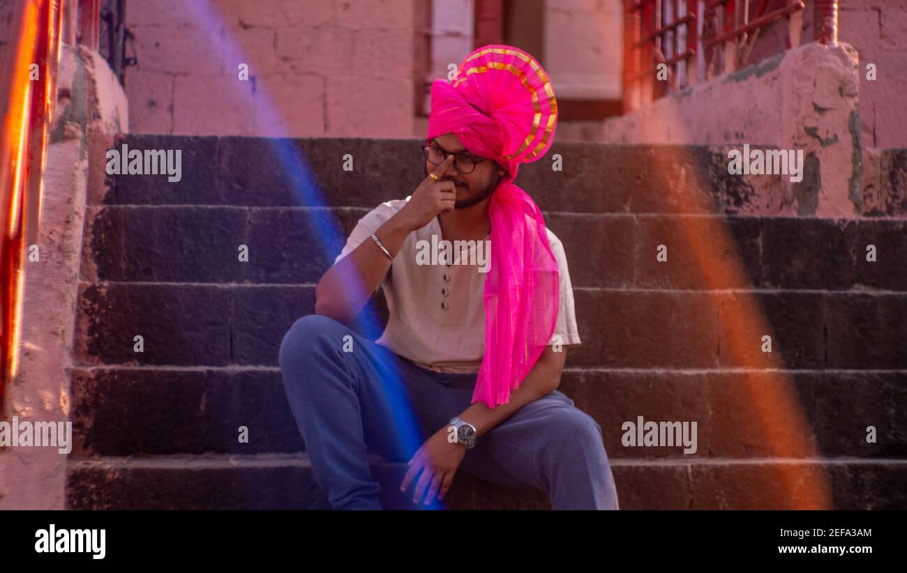 THANE, INDE - 06 févr. 2021: Homme avertissement feta costume indien ethnie port Banque D'Images