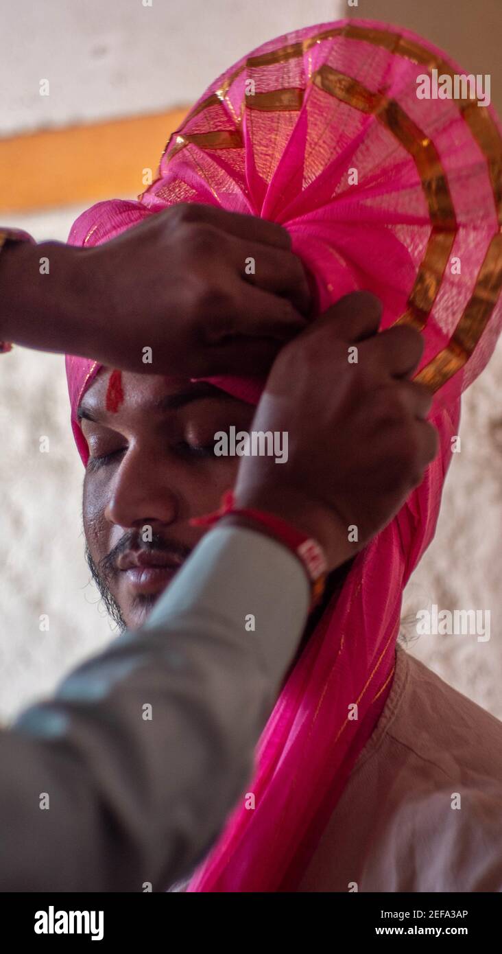 THANE, INDE - 06 févr. 2021: Homme avertissement feta costume indien ethnie port Banque D'Images