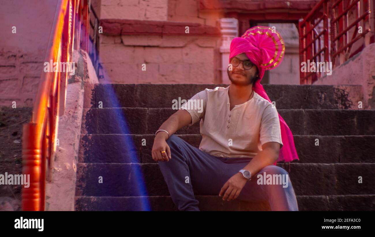 THANE, INDE - 06 févr. 2021: Homme avertissement feta costume indien ethnie port Banque D'Images