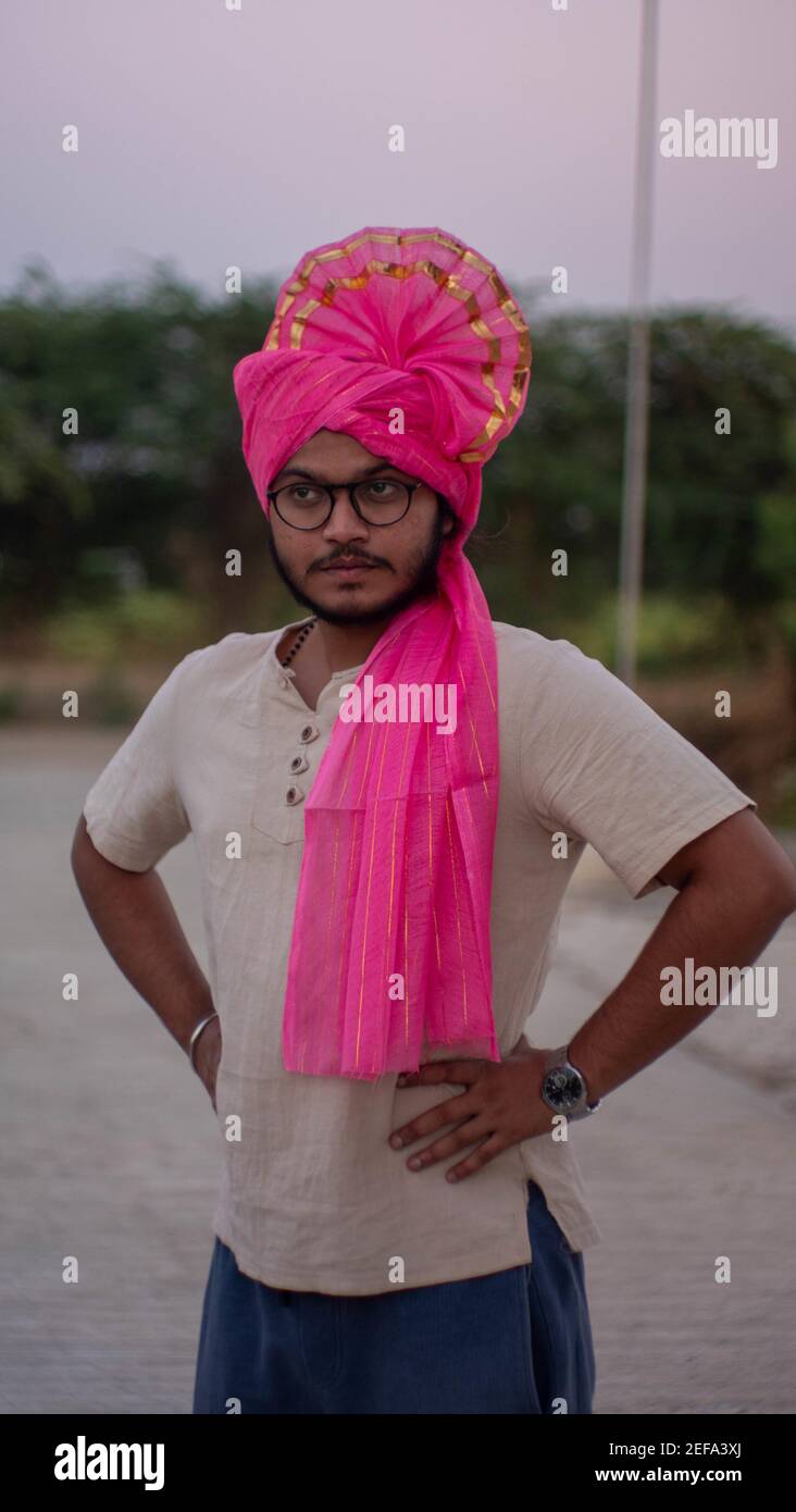 THANE, INDE - 06 févr. 2021: Homme avertissement feta costume indien ethnie port Banque D'Images