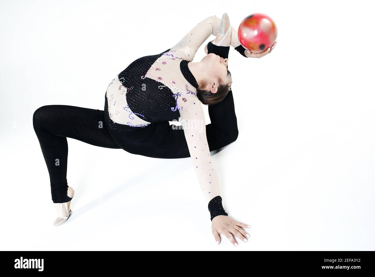 Gymnaste féminin pratiquant avec un ballon Photo Stock - Alamy
