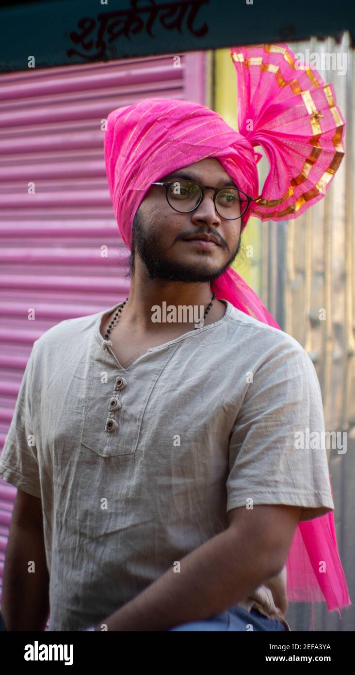 THANE, INDE - 06 févr. 2021: Homme avertissement feta costume indien ethnie port Banque D'Images
