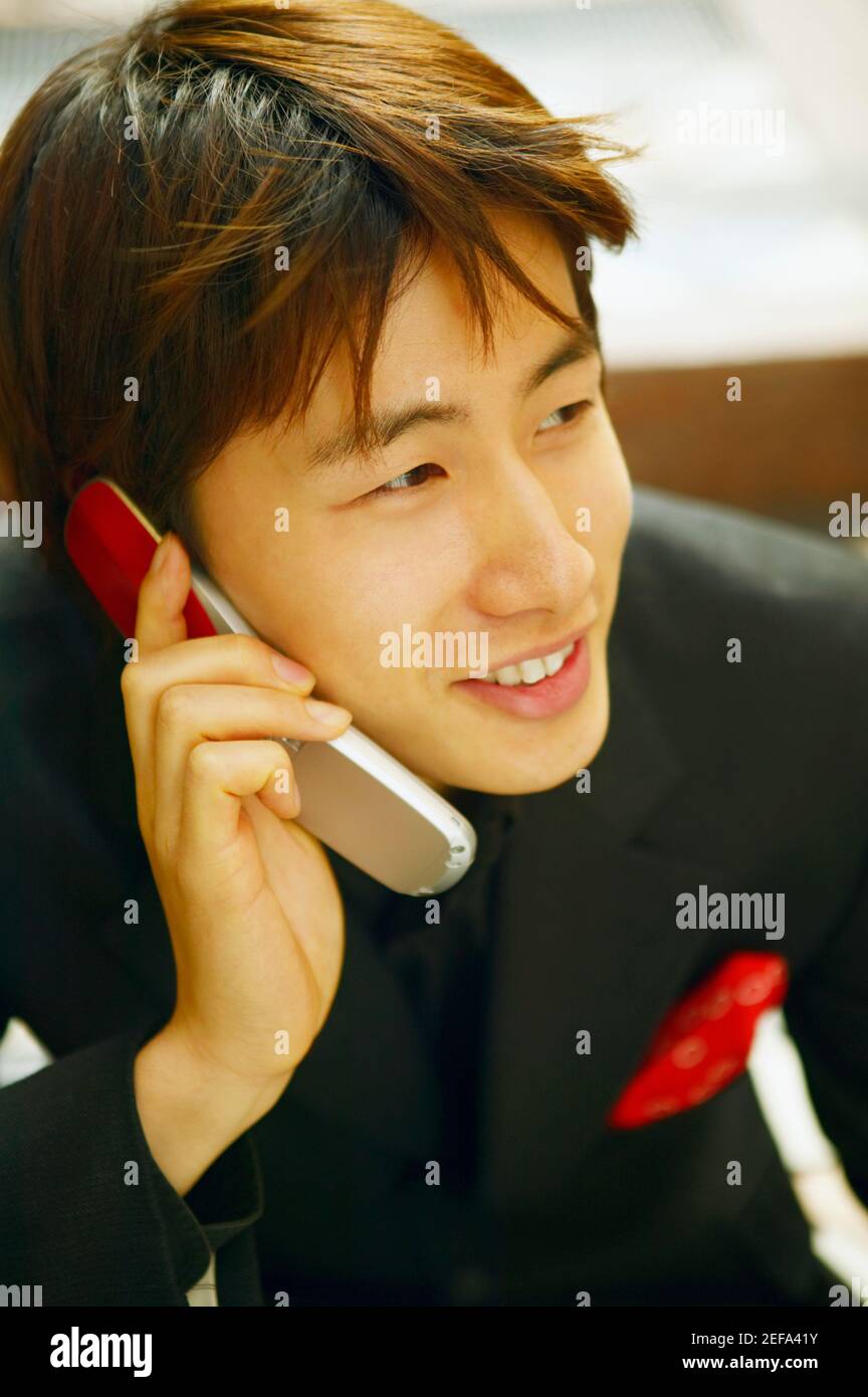 Close-up of a young man talking on a mobile phone Banque D'Images