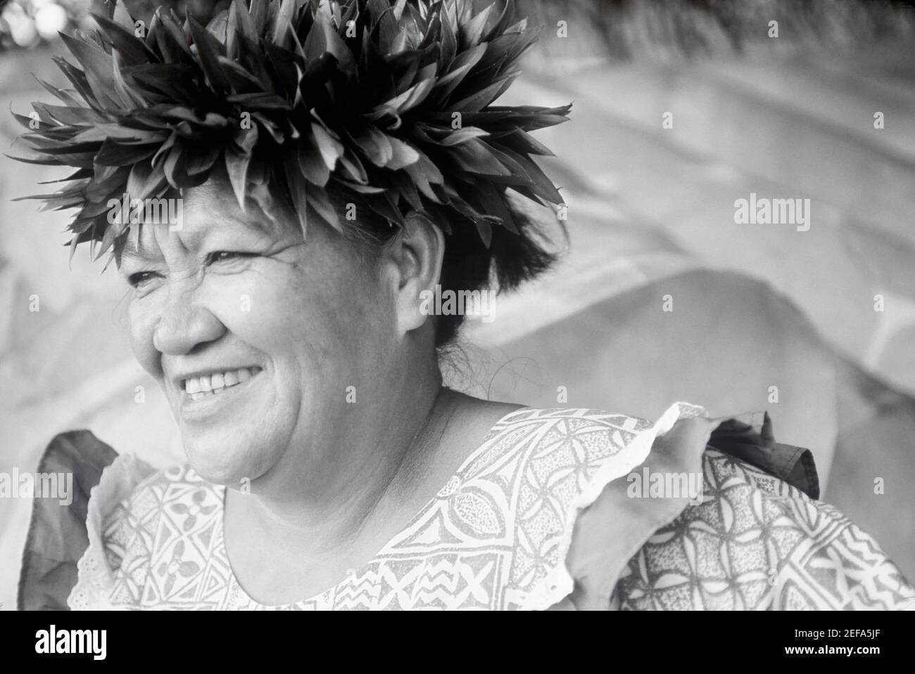 Gros plan d'une femme mûre portant une couronne de Laurier, Hawaii, États-Unis Banque D'Images