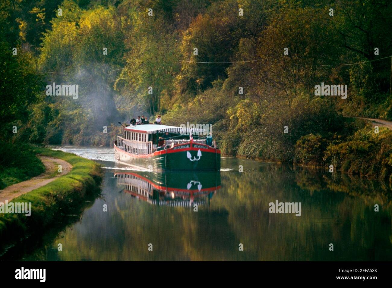 Vue latérale d'une barge de luxe se déplaçant en amont, France Banque D'Images