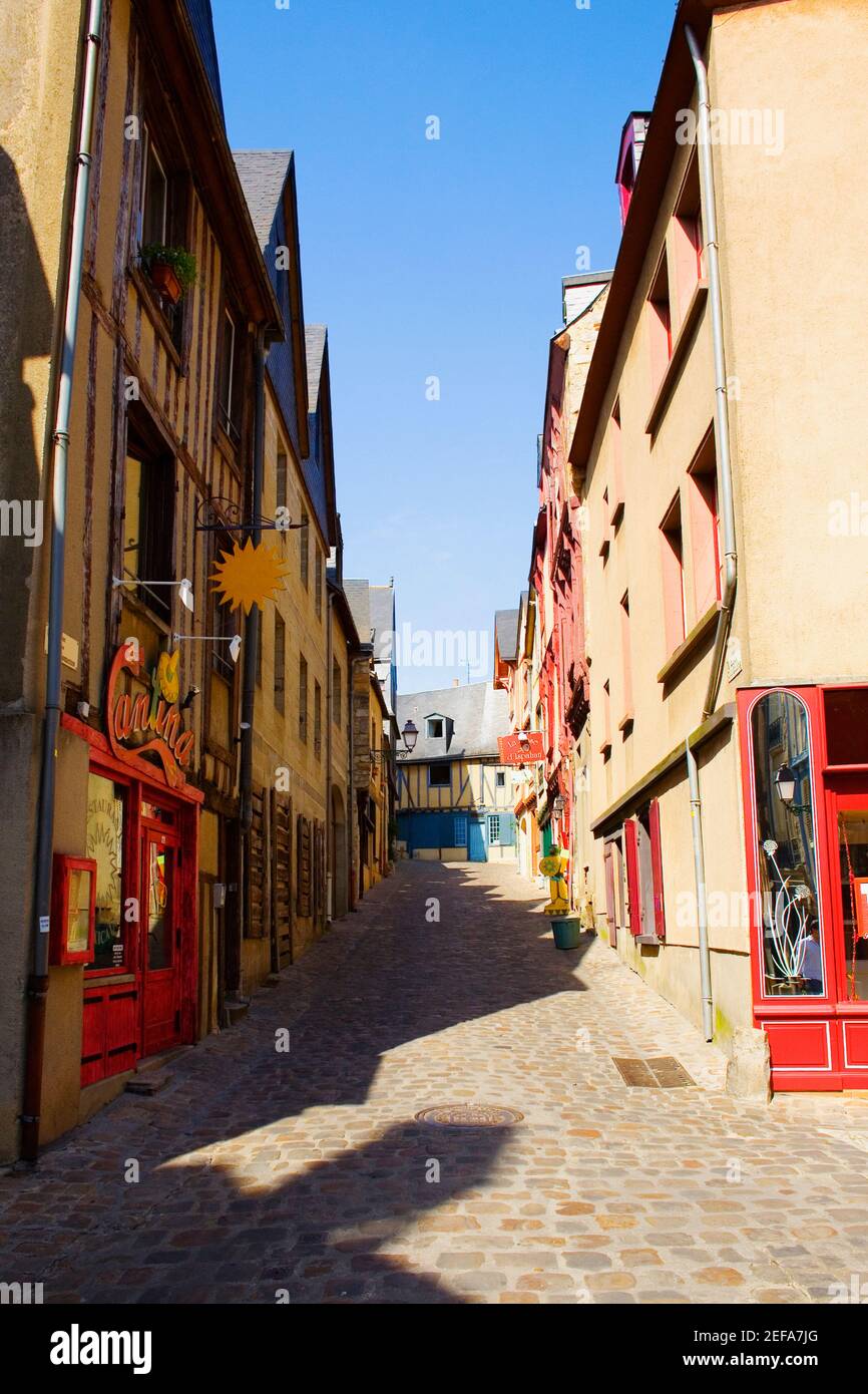 Bâtiments le long d'une allée, le Mans, Sarthe, pays_de_la_Loire, France Banque D'Images