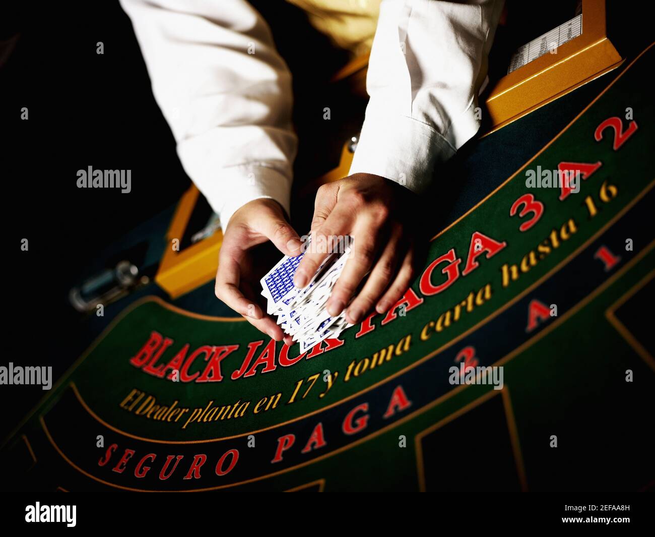 Vue en milieu de section d'un jeu de palets de casino cartes sur une table de jeu Banque D'Images